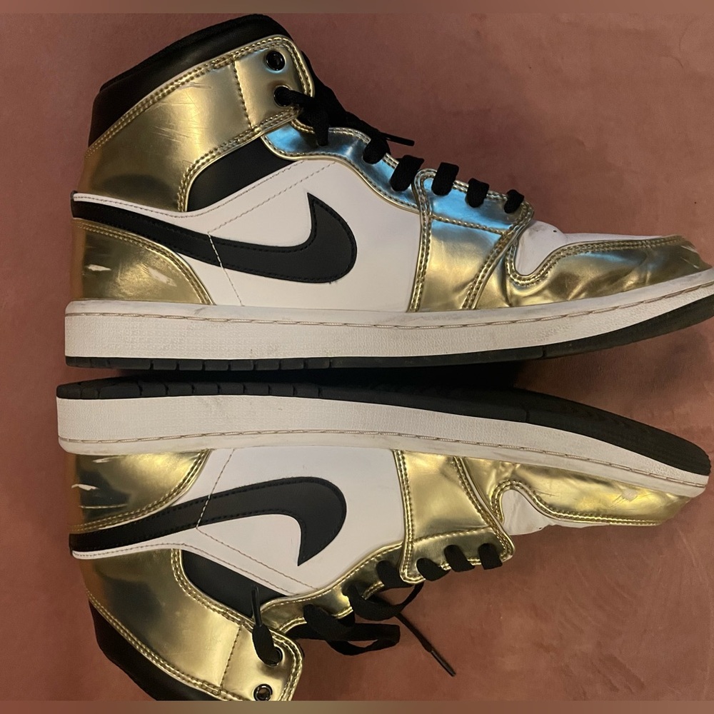 Nike Air Jordan 1 Mid SE Metallic Gold
